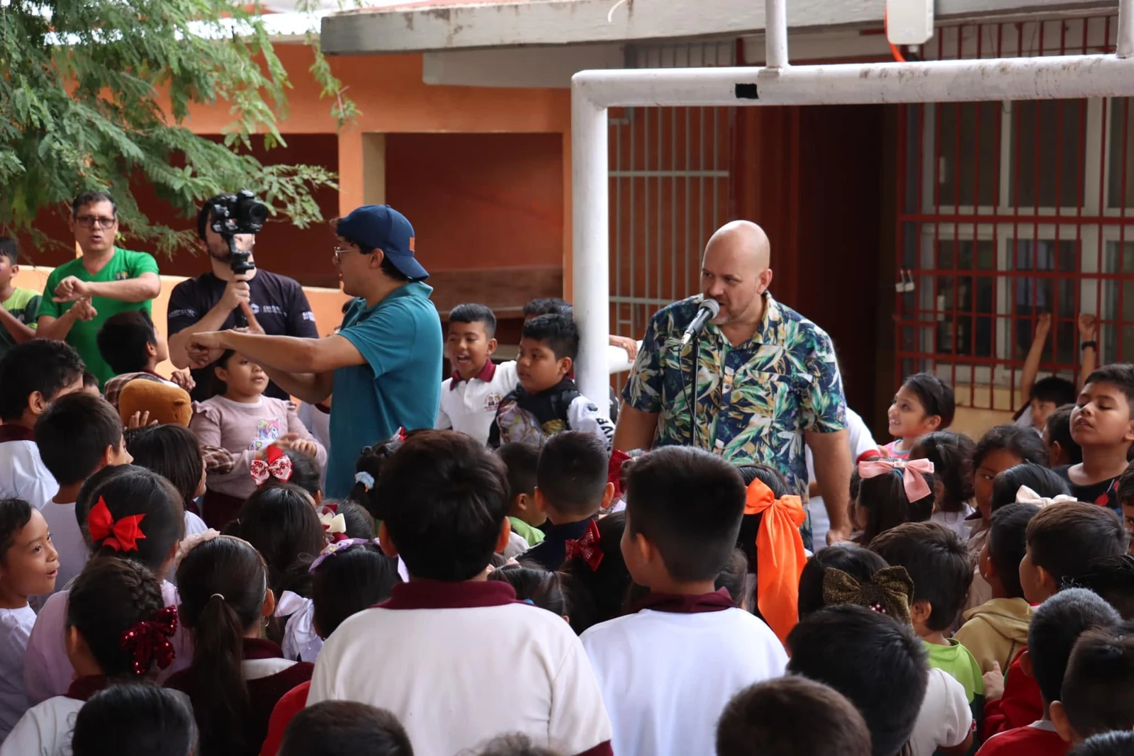 Trabajo musical en una escuela de Campeche con estudiantes participando junto al equipo de CEMIJAZZ.